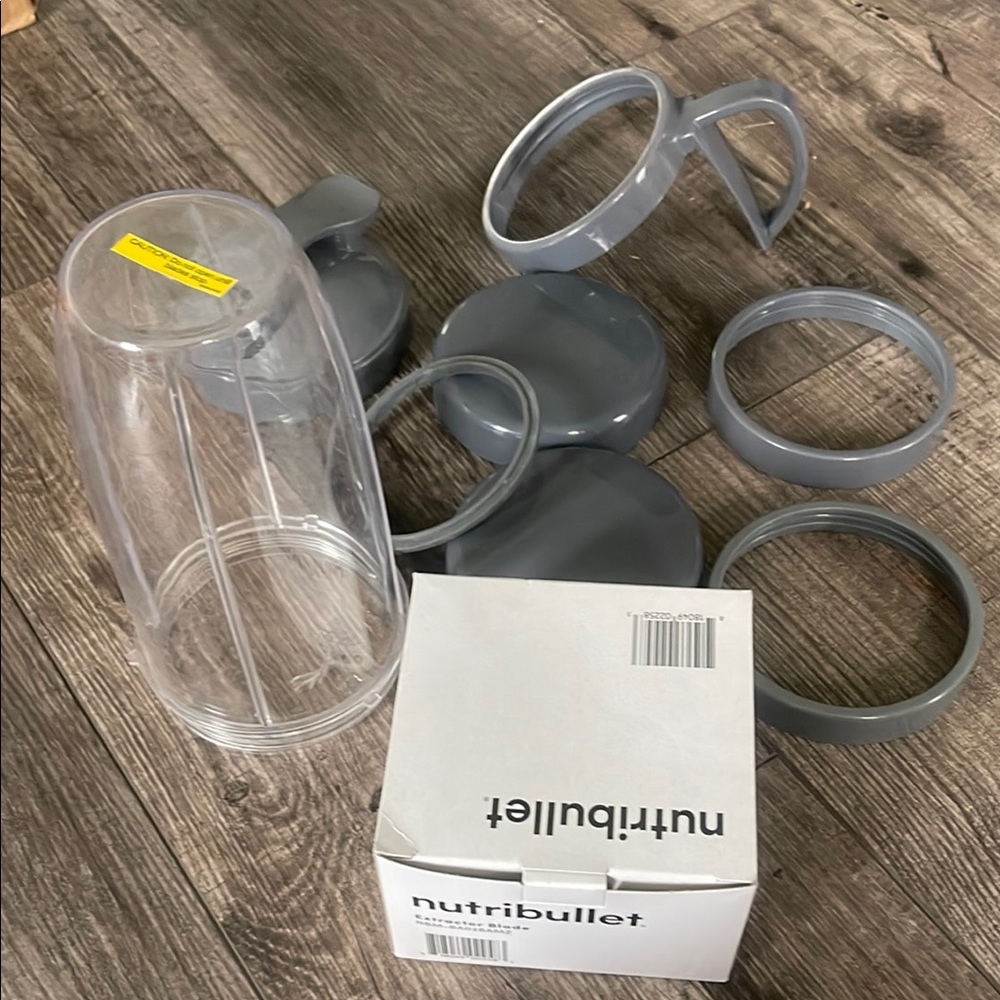 Nutibullet Extractor Blade (new in box) with 8 accessories.